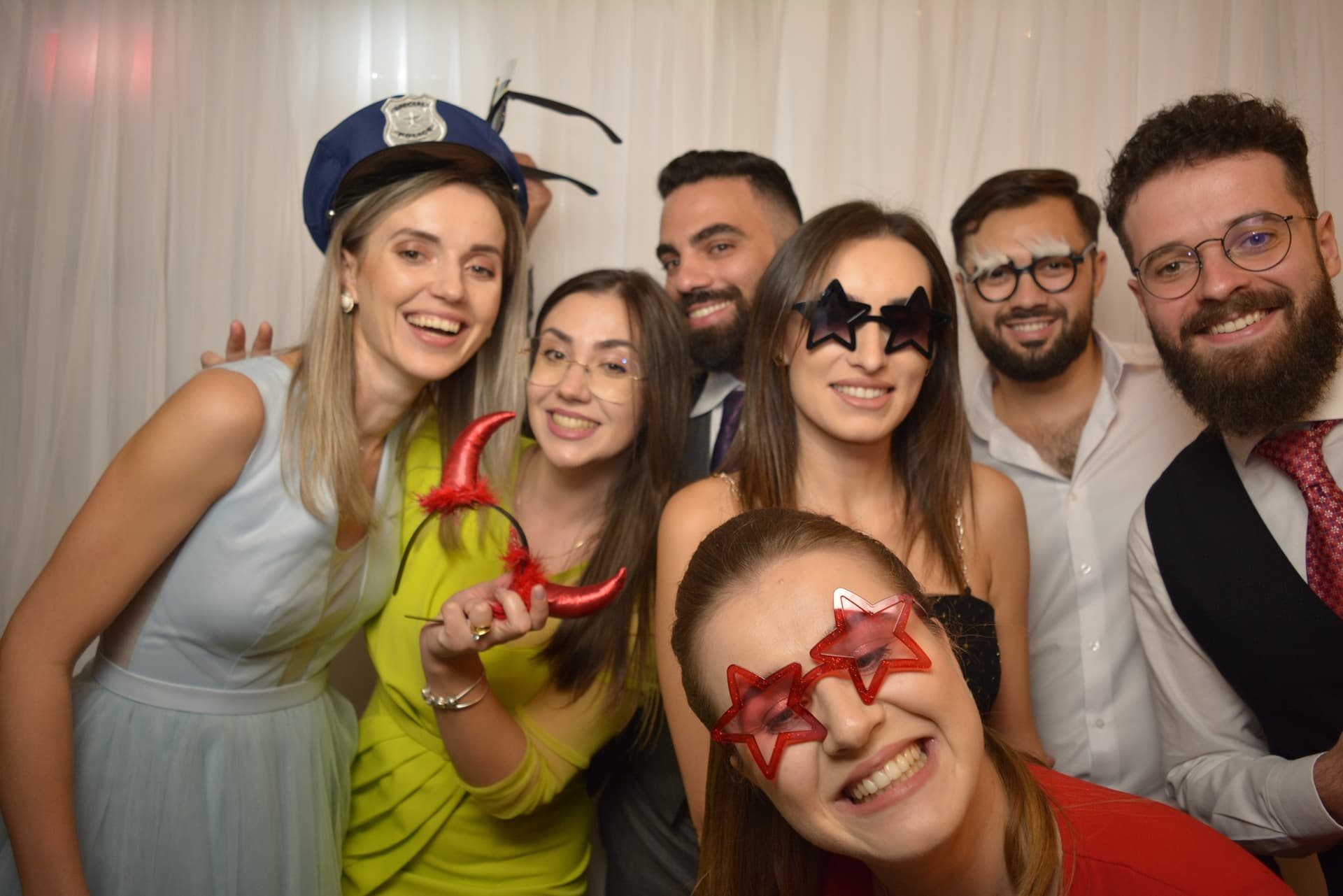Grup de prieteni fericiți la cabina foto - Nuntă în regiunea de nord-est