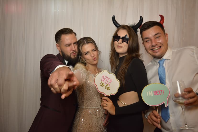Închiriere Cabină Foto Vaslui 2025: PhotoBooth Nunți cu Fum și Print-uri Nelimitate