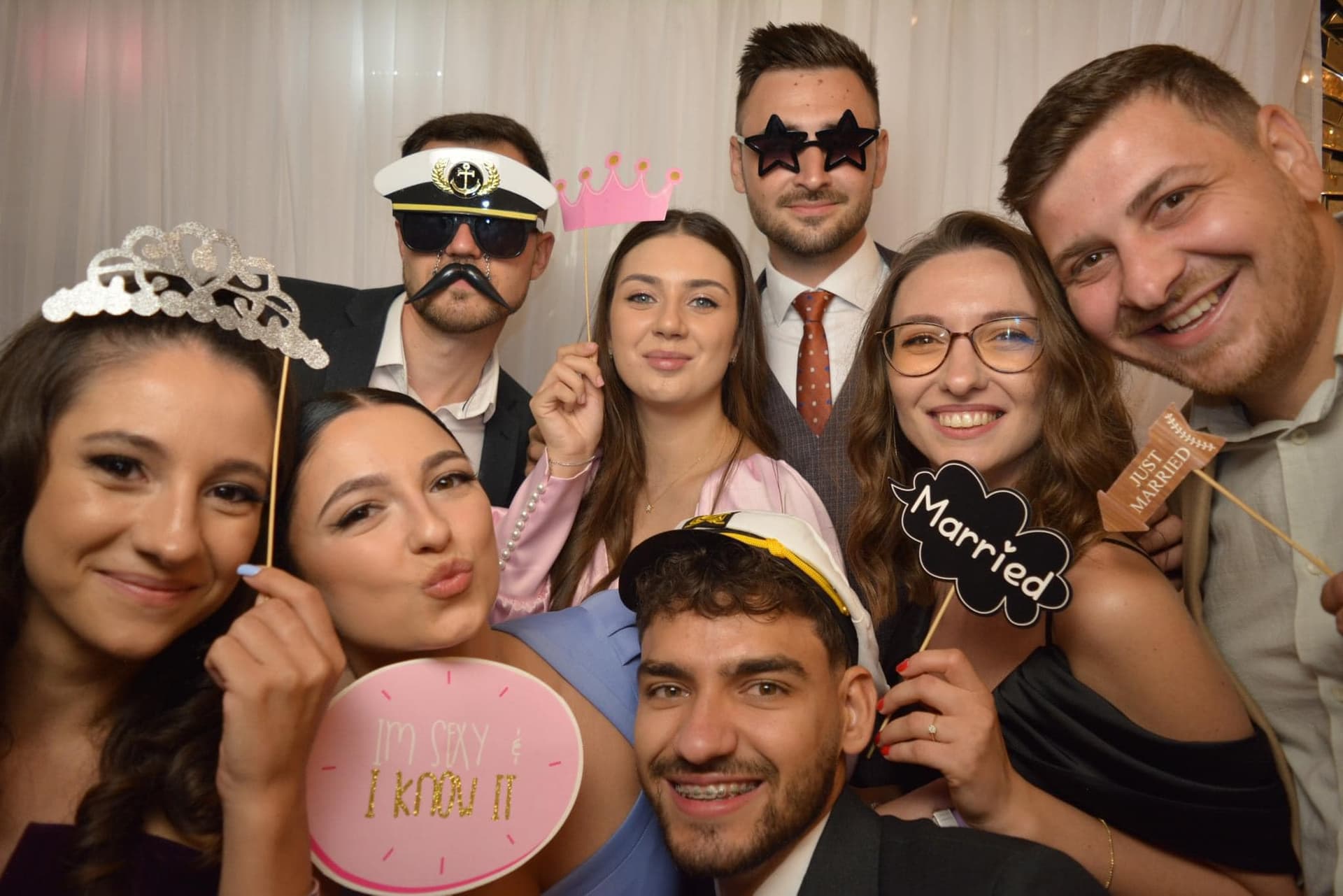 Grup de invitați cu props Married - PhotoBooth profesional