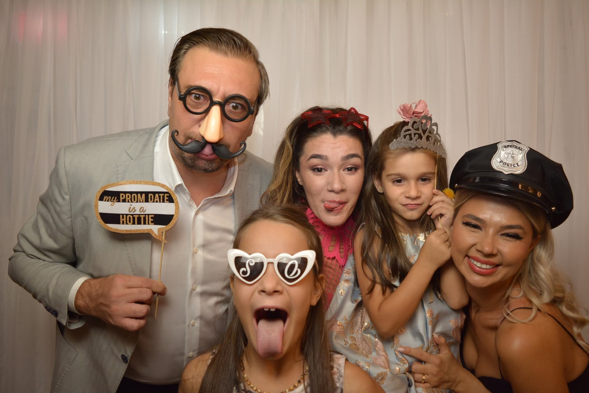 Familie cu copii la cabina foto - Momente speciale nuntă Iași